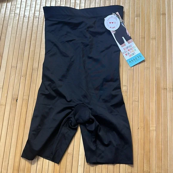 NWT- ASSETS by SPANX black SHAPING
HIGH-WAISTED MID-THIGH SHORT M/Med - Picture 4 of 7